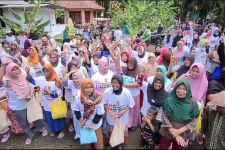 Melalui Gerakan Bagi Sembako, Haji Endang Juta Siap Berikan Kemenangan untuk Iwan Bule - JPNN.com Jabar