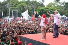 Puluhan Ribu Simpatisan Ganjar Pranowo di Bandung Tetap Bersemangat Meski Sempat Diguyur Hujan Deras - JPNN.com Jabar