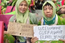 Mak-Mak Pamer Poster Dukung Gus Fawait Jadi Bupati Jember Saat Harlah Muslimat NU - JPNN.com Jatim