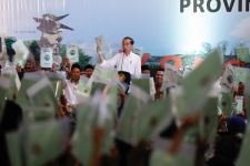 Didampingi Pj Gubernur Jateng, Jokowi Serahkan 5.000 Sertipikat Tanah di Wonosobo - JPNN.com Jateng