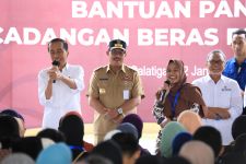 Pj Gubernur Jateng Dampingi Jokowi di Salatiga, Salurkan Bantuan Pangan - JPNN.com Jateng