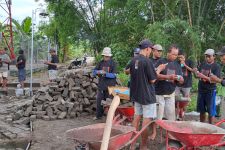Bolone Mase Demak Merehab Jalan Makam di 2 Desa, Warga: Sukarelawan Ya Seperti Ini - JPNN.com Jateng