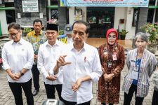 Kunjungan Kerja di Grobogan, Jokowi Cek Alat USG Puskesmas Toroh - JPNN.com Jateng