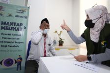 Mandiri Taspen Gandeng Allianz Screening Katarak 100 Nasabah di Surabaya - JPNN.com Jatim