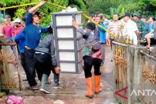 Buntut Longsor di Kampung Cibatuhilir Sukabumi, 51 Warga Kehilangan Tempat Tinggal - JPNN.com Jabar