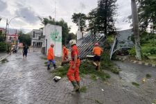 Hujan Deras dan Angin Kencang di Malang Rusak Motor Hingga Papan Reklame - JPNN.com Jatim