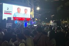 Sukarelawan Prabowo-Gibran Menghebohkan Jalan Tunjungan dengan Konser Dadakan - JPNN.com Jatim