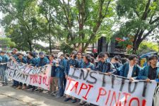 Massa Mahasiswa Geruduk Gedung Rektorat ITB Buntut Bayar UKT Pakai Pinjol - JPNN.com Jabar
