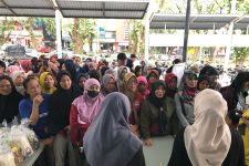Tebus Murah Sembako di Posko TPN Ganjar-Mahfud Taman Dayu Diserbu Warga - JPNN.com Jatim