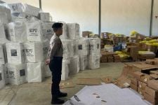 Jelang Pemilu, Anak Buah Kombes Anton Firmanto Jaga Ketat Gudang Logistik KPU Balikpapan - JPNN.com Kaltim