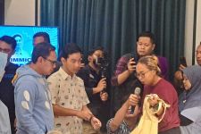 Datang dan Berdiskusi Dengan Anak Muda Kota Bogor, Gibran Beli Jam Tangan Kayu Produk UMKM Seharga Rp300 Ribu - JPNN.com Jabar