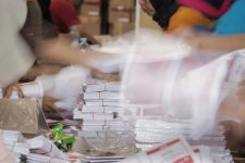 Distribusi Logistik Pemilu ke Pulau Bawean Diundur, KPU Gresik Beber Penyebabnya - JPNN.com Jatim