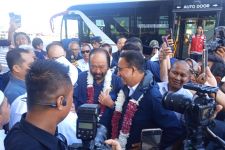 Anies Disambut Lautan Manusia di Bandara Kualanamu, Lihat Wajah Surya Paloh! - JPNN.com Sumut