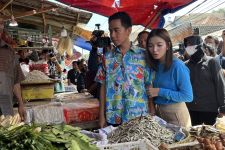 Datang ke Pasar Kemiri, Gibran Borong Bumbu Dapur, Sayuran Hingga Ikan Teri - JPNN.com Jabar