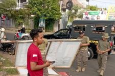 Bawaslu Situbondo Tertibkan 280 APK Melanggar di Sembilan Kecamatan - JPNN.com Jatim
