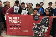 Sukarelawan Jatim Beragam Gelar Pelatihan Cukur Rambut Tekan Angka Pengangguran - JPNN.com Jatim