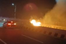 Diduga Korsleting Listrik, Mobil Ludes Terbakar di Jembatan Suramadu - JPNN.com Jatim