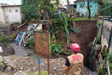Puluhan Warga di Kecamatan Bogor Barat Mengungsi Gegara Longsor di Gang Makam Cilendek - JPNN.com Jabar