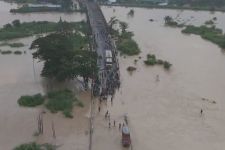 Sungai Tuntang Meluap, Jalur Utama Semarang-Grobogan Lumpuh Total - JPNN.com Jateng