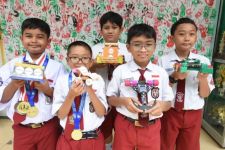 5 Siswa SDN Medokan Ayu II Sabet 3 Juara Kompetisi Robotika Nasional - JPNN.com Jatim