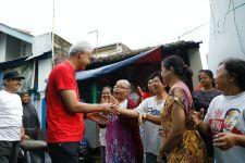 Blusukan ke Kampung & Jalan Sehat di Manahan, Ganjar Jadi Rebutan Warga Solo - JPNN.com Jateng