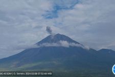 Gunung Semeru 2 Kali Erupsi, Letusannya Setinggi 600-800 Meter - JPNN.com Jatim