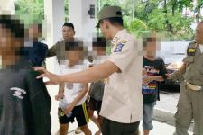 Satpol PP Surabaya Tangkap 5 Pengamen Bawa Sajam Hingga Terpengaruh Miras - JPNN.com Jatim
