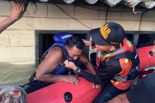 Basarnas Jawa Tengah Berjibaku Evakuasi Warga yang Terdampak Banjir di Demak - JPNN.com Jateng