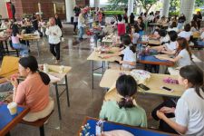 Ratusan Mahasiswa dan Dosen PCU Peringati Valentine dengan Merangkai Bunga - JPNN.com Jatim