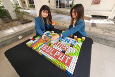 Mahasiswa Ubaya Susun Rubik Berisi Tulisan Pengingat Gen Z Agar Tak Golput - JPNN.com Jatim