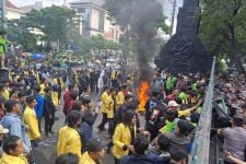 Geruduk Kantor Gubernur Jawa Tengah, Massa Tuntut Pemakzulan Jokowi - JPNN.com Jateng