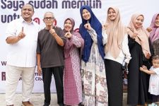 Didampingi Istri-Anak dan Keluarga Besarnya, Atang Trisnanto Gunakan Hak Pilihnya di Pemilu 2024 - JPNN.com Jabar