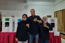 Wali Kota Eri Coblosan Bareng Keluarga, Kompak Kenakan Busana Hitam - JPNN.com Jatim