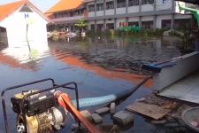 SMP di Sidoarjo Terendam Banjir Berhari-hari, Ratusan Siswa Terpaksa Belajar Daring - JPNN.com Jatim