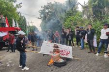 Demo Bawaslu Surabaya, AMI Pertanyakan Pelanggaran Pemilu 2024 - JPNN.com Jatim