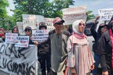 Kantor KPU Jateng Digeruduk Koalisi Masyarakat Sipil, Massa Tuntut Diskualifikasi Prabowo-Gibran - JPNN.com Jateng