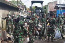 Pascabanjir Demak, TNI Terjun Bersihkan Tumpukan Sampah - JPNN.com Jateng