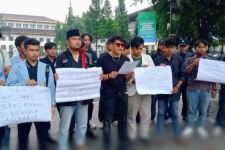 Aksi di Depan Gedung Sate, Mahasiswa Sebut Kenaikan Harga Beras Dampak Bansos Ugal-Ugalan Ala Jokowi - JPNN.com Jabar