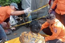 Berbau Menyengat, Isi Plastik di Dukuh Kupang Utara Bikin Geger Warga - JPNN.com Jatim