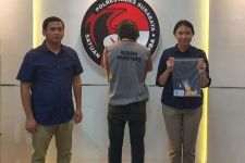 Pria Pengangguran Surabaya Digerebek Saat Membungkusi Sabu-Sabu di Indekosnya - JPNN.com Jatim