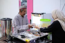 Rumah Makan di Pasuruan Sajikan 300 Porsi Makanan Gratis Untuk Warga Tanpa Syarat - JPNN.com Jatim