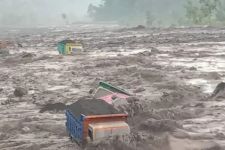 4 Truk Penambang Pasir Terjebak Banjir Lahar Gunung Semeru, Begini Nasib Sopir - JPNN.com Jatim