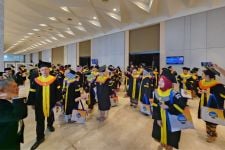 UT Surabaya Mewisuda 1.572 Wisudawan dari Berbagai Daerah - JPNN.com Jatim