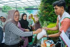 Perhimpunan Sadulur Salembur Bagikan Minyak Goreng dan Ayam ke-500 Warga Bogor Utara - JPNN.com Jabar