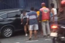 Pagi Tadi, Mobil CRV Tabrak Tiang Hingga Rombong PKL di Jagalan Surabaya - JPNN.com Jatim