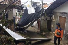 Sejumlah Rumah di Kota Batu Rusak Diterjang Angin Kencang, Atap Berterbangan - JPNN.com Jatim