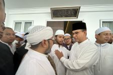Kenakan Pakaian Serba Putih, Anies Baswedan Melayat ke Rumah Duka Habib Hasan bin Ja’far Assegaf - JPNN.com Jabar