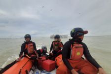 Kapal Terbalik di Laut Gresik, Seorang Nelayan Dilaporkan Hilang - JPNN.com Jatim