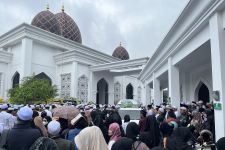 Meski Diguyur Hujan, Ribuan Pelayat Tetap Mamadati Pemakaman Habib Hasan bin Ja'far Assegaf - JPNN.com Jabar