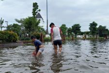 Di Balik Banjir Semarang, Ada Keceriaan Anak-anak Bermain Air - JPNN.com Jateng